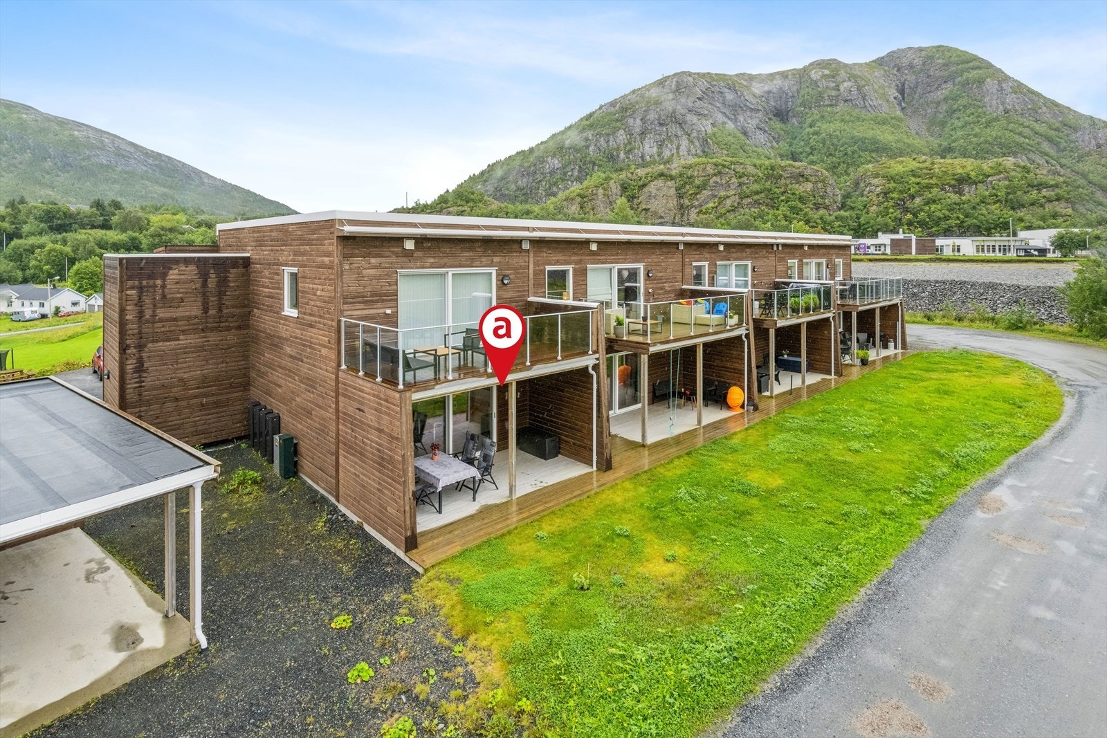 Lauvsnes - Pen 2-roms leilighet i 1. etg. med stort bad og skjermet
veranda med kveldssol. Carport og utebod. Galleribilde