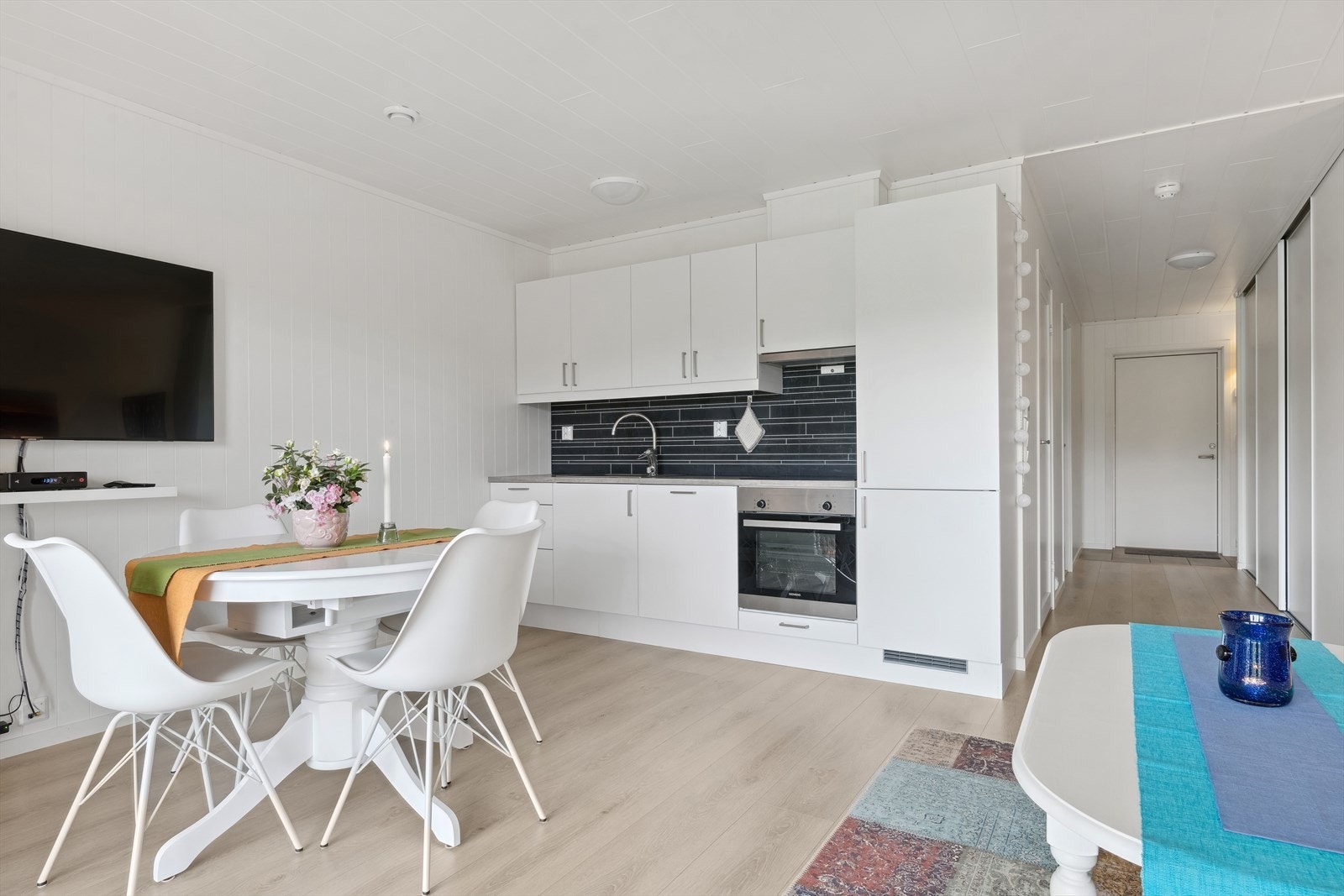 Velkommen inn! Nå legges en pen 2-roms leilighet i 1. etg. ut for salg. Leiligheten har en god planløsning med bla. stort bad og praktiske lagerløsninger. Det medfølger carport med utebod. Galleribilde