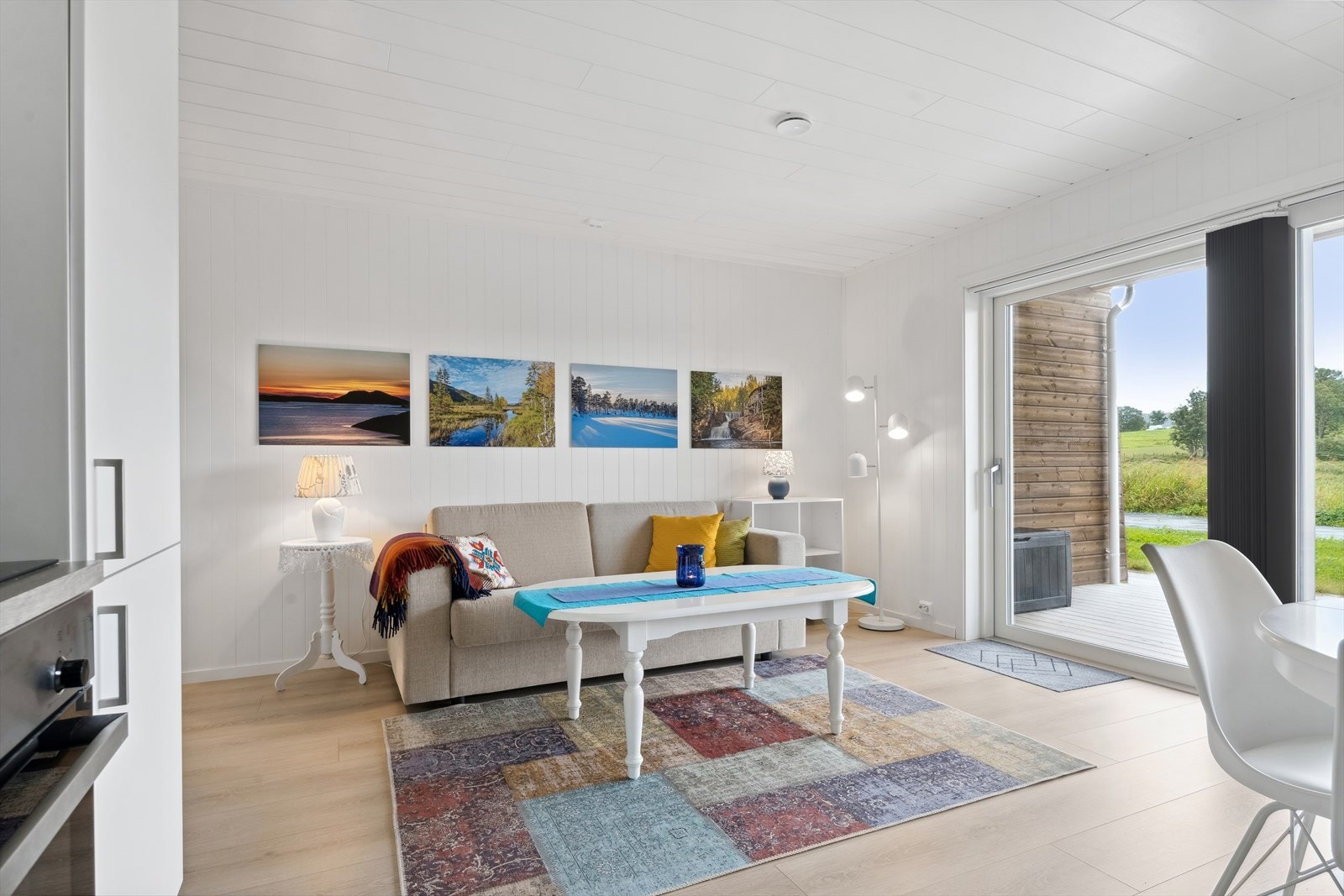 Lauvsnes boligpark er et mindre borettslag med sentral beliggenhet på Lauvsnes. Kort veg ned til sjøen, sentrum med butikk, møteplass, skole, idrettshall m.m. Galleribilde
