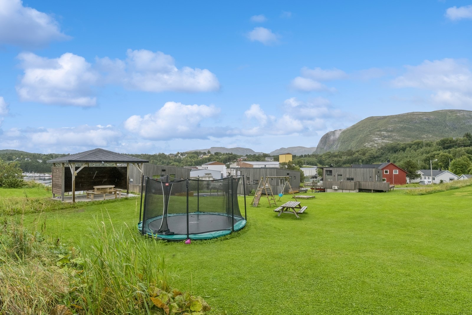 Borettslaget har felles uteplass for beboerne. Galleribilde