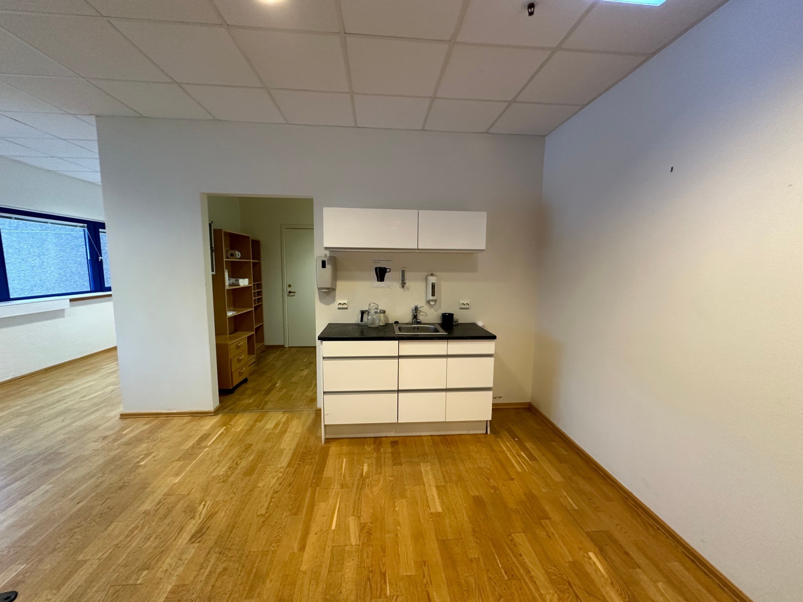 Rom med kjøkken innredning Galleribilde