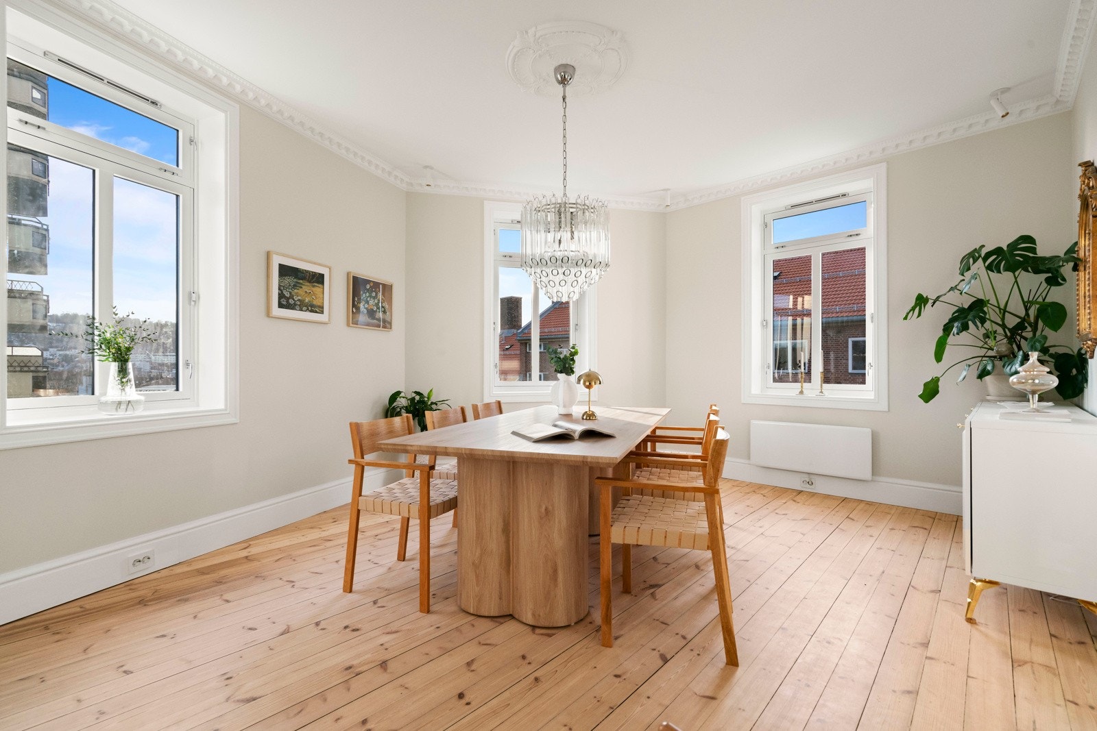Her får du en innbydende leilighet med høy, eksklusiv standard fra 2024, samtidig som de klassiske detaljene er ivaretatt for å bevare boligens sjarm. Galleribilde