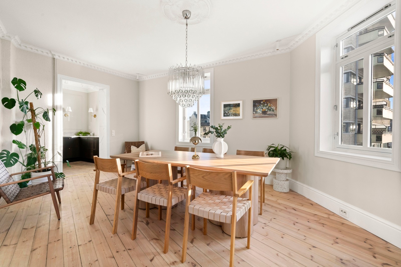 Leiligheten har et skandinavisk preg med stukkaturer, rosetter, prinsesseovn og usikt. Galleribilde