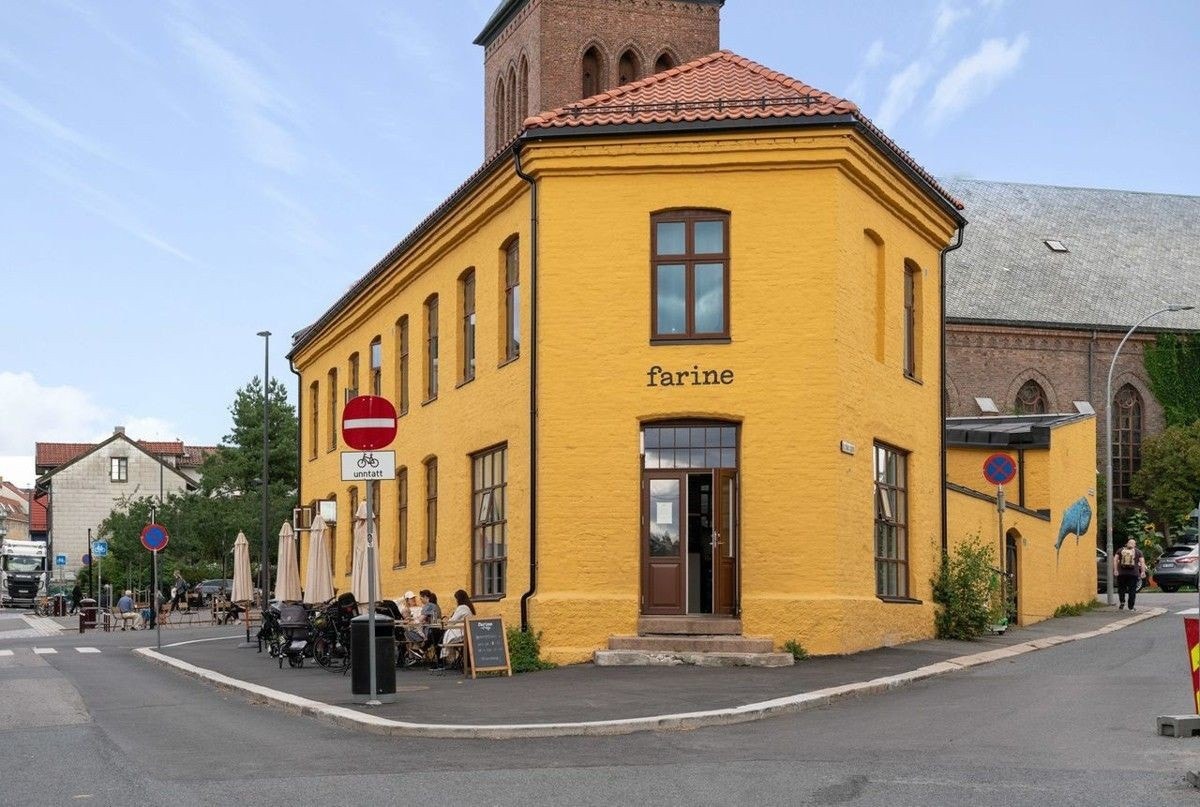 Populære Farine innen kort avstand, som byr på dagsferske brød så langt det rekker, sandwich, hjemmelagde kardemommesnurr og flere bakverk. Galleribilde