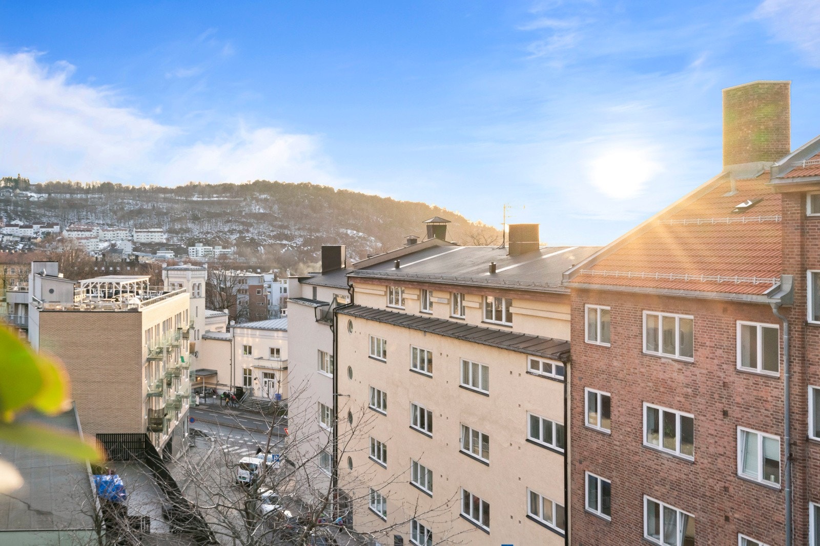 I borettslaget har du tilgang til forhave, takterrasse (i etasjen over) og bakgård. Galleribilde