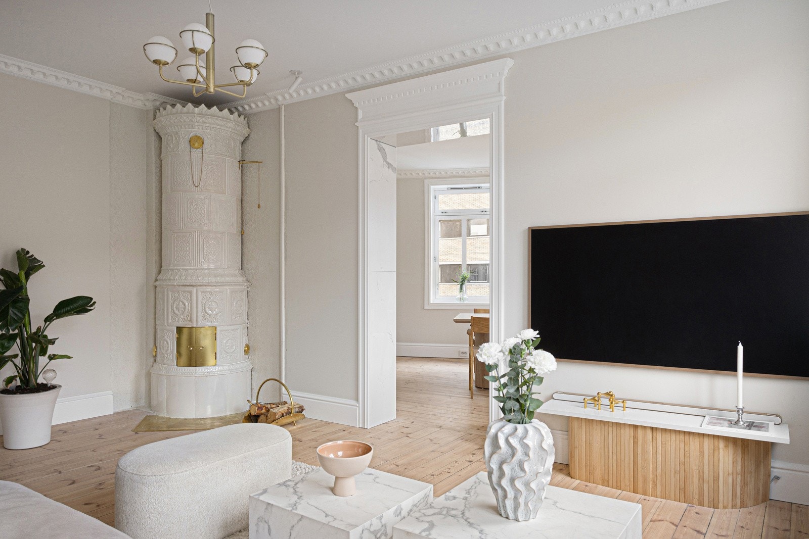 Generøs takhøyde i stuen på 2,70 meter. Galleribilde