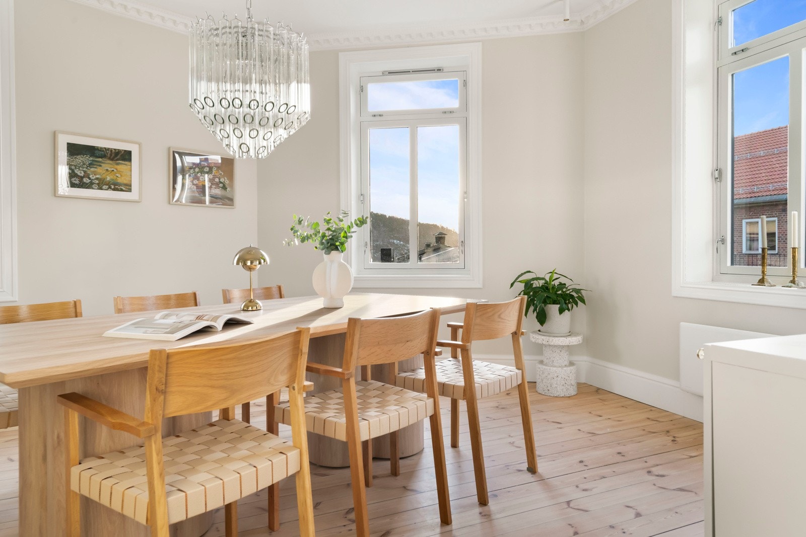 Spisestuen er romslig og byr på god plass til et langbord som rommer hele familien. Galleribilde