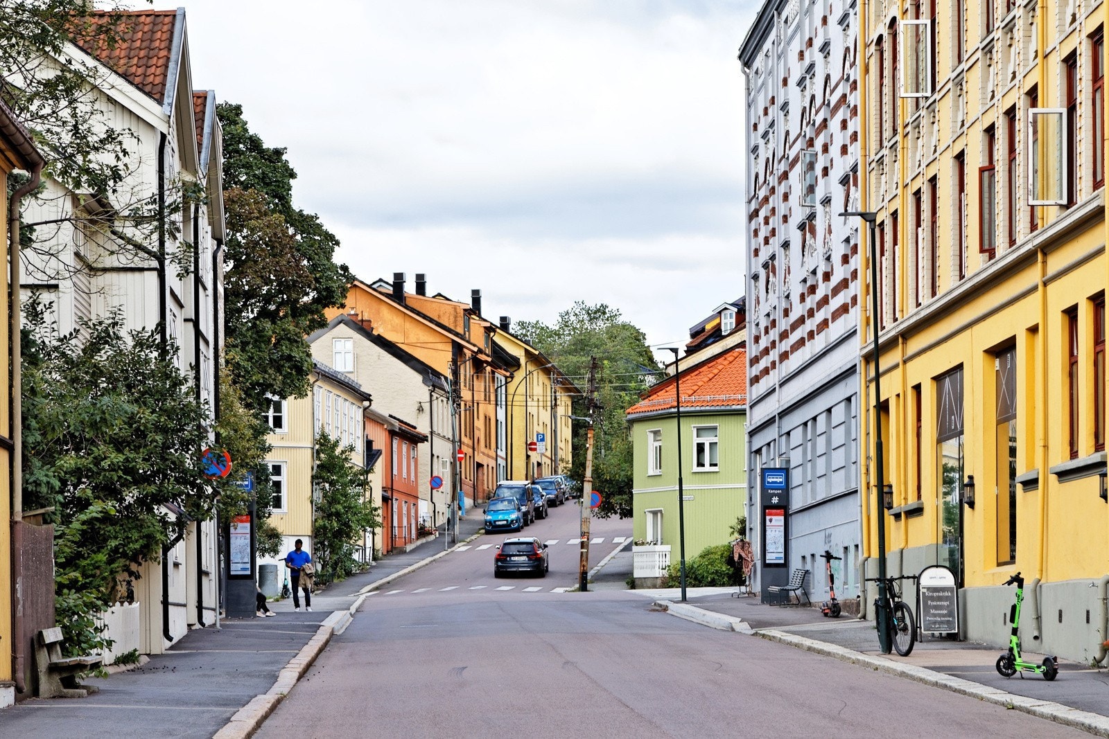 I gamlebyen er gatene som tatt ut av en gammel film, med sjarmerende trehus, historiske detaljer og en atmosfære som føles tidløs. Galleribilde