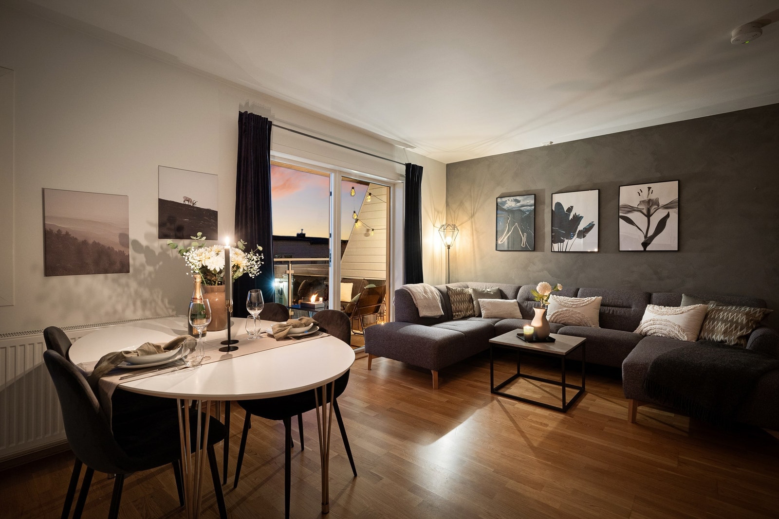 Leiligheten har en stor åpen stue- og kjøkkenløsning med god plass til stort spisebord og sofagruppe. Galleribilde