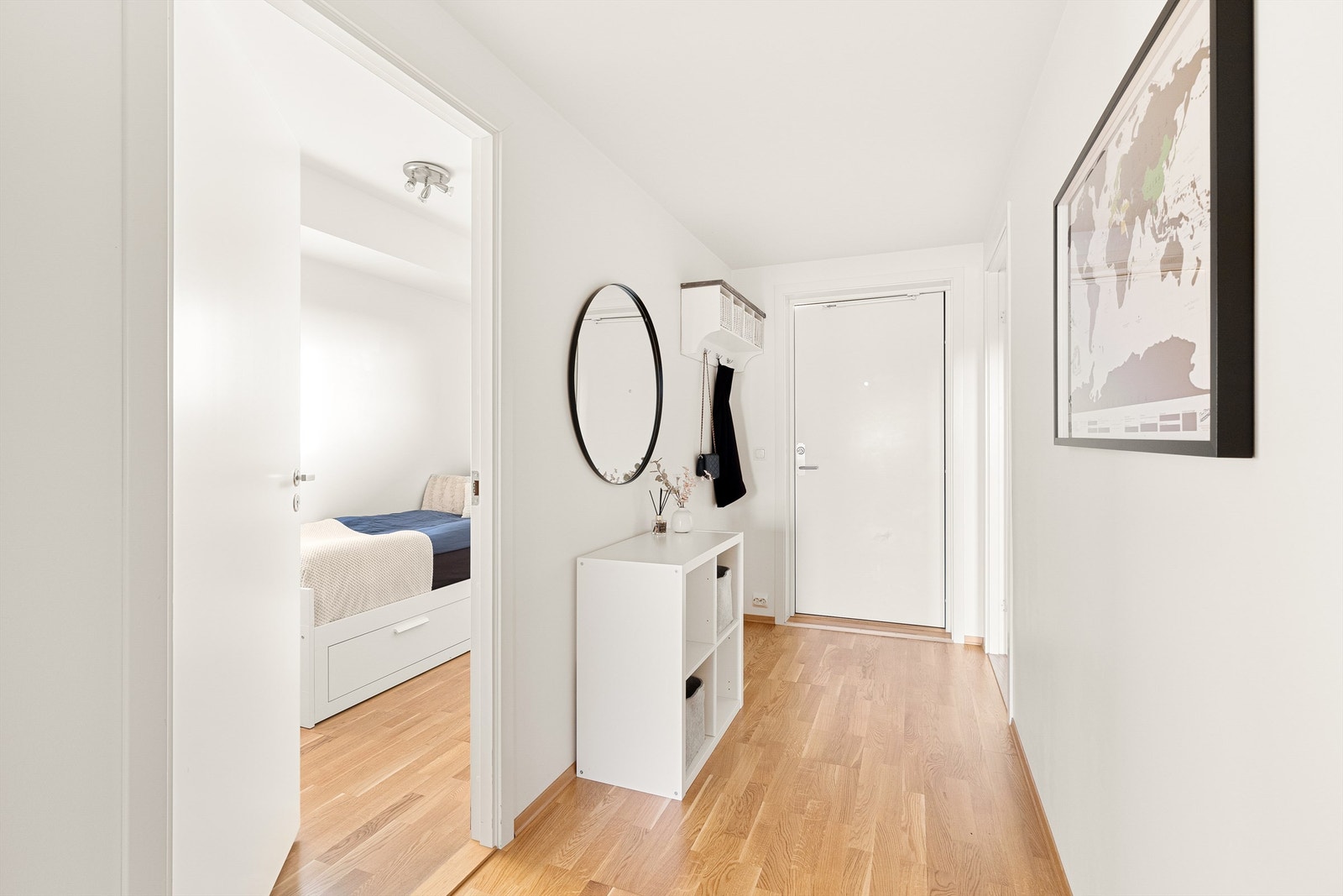 Romslig gang med plass til oppbevaring av sko og yttertøy. Også gode lagringsmuligheter i innvendig bod og bod i underetasjen. Galleribilde