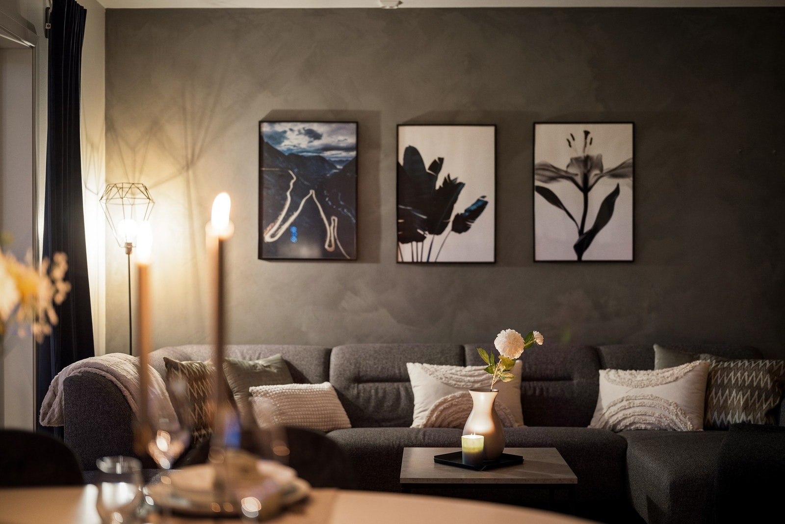 To vegger i stuen er malt med kalkmaling - en fin kontrast til de ellers lyse overflatene. Galleribilde