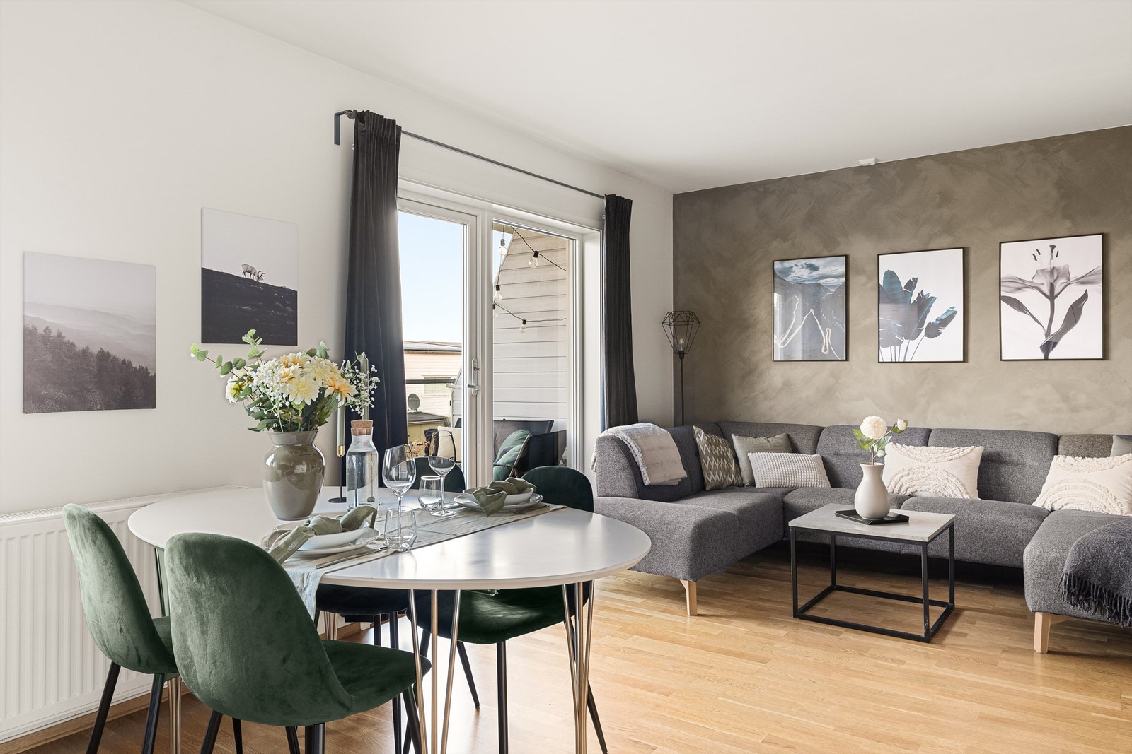 Store vindusflater gir godt med lysinnslipp til hele rommet. Galleribilde