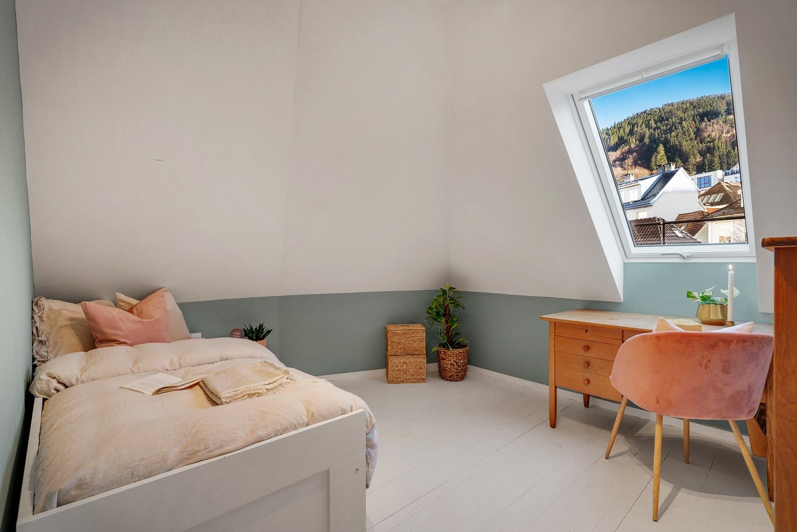 - Begge soverommene er av god størrelse og kan møbleres etter ønske og behov - Galleribilde