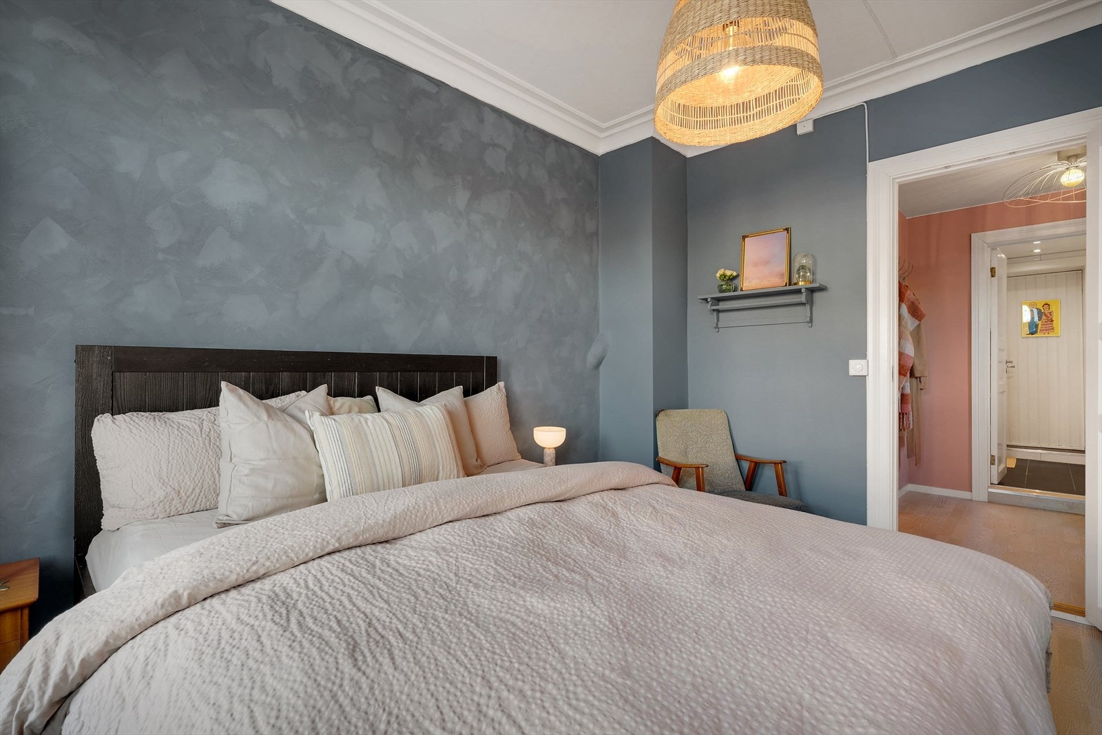 - Her har du rikelig med plass til seng, garderobe og øvrig ønsket møblement - Galleribilde