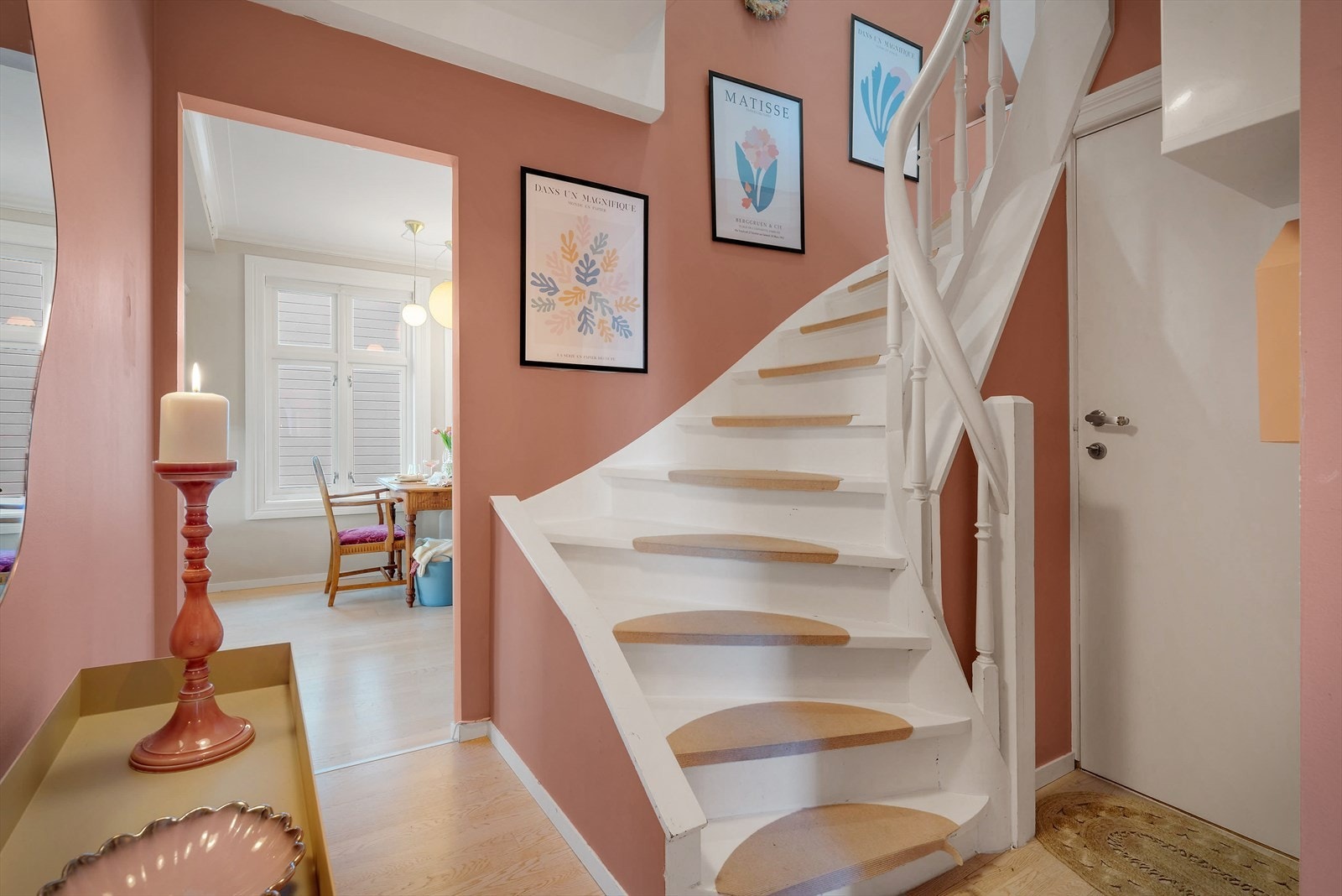 - Hele leiligheten er malt i behagelige farger som gjør det enkelt for deg å sette ditt eget preg på boligen - Galleribilde