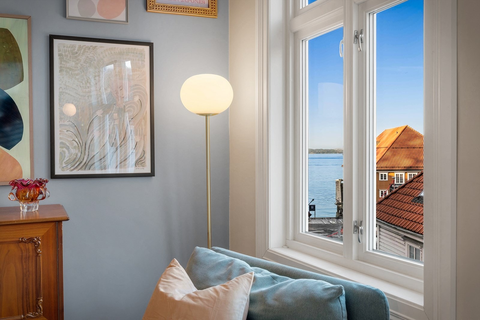 - Boligen har en idyllisk og maritim beliggenhet. Fra stuen kan sjøutsikten nytes fra flere vindusflater - Galleribilde