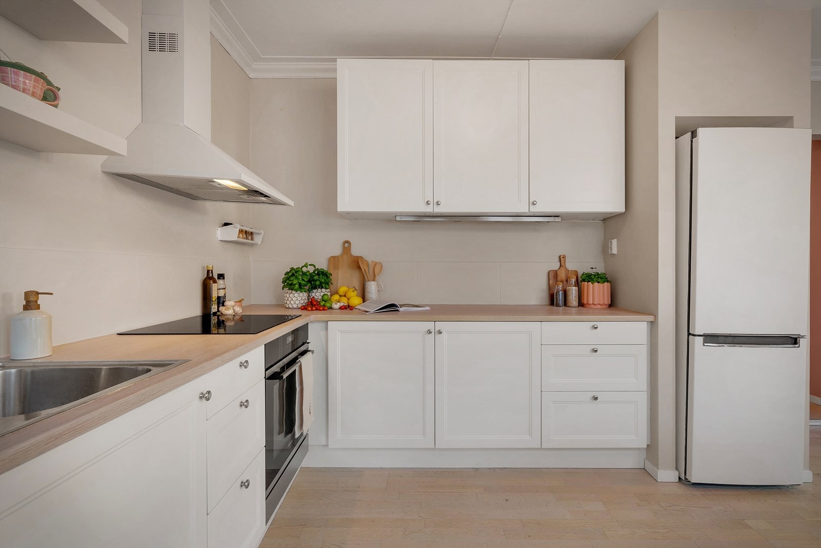 - Et delikat kjøkken i moderne utførelse. Med den generøse skap- og benkeplassen er dette et godt arbeidskjøkken - Galleribilde