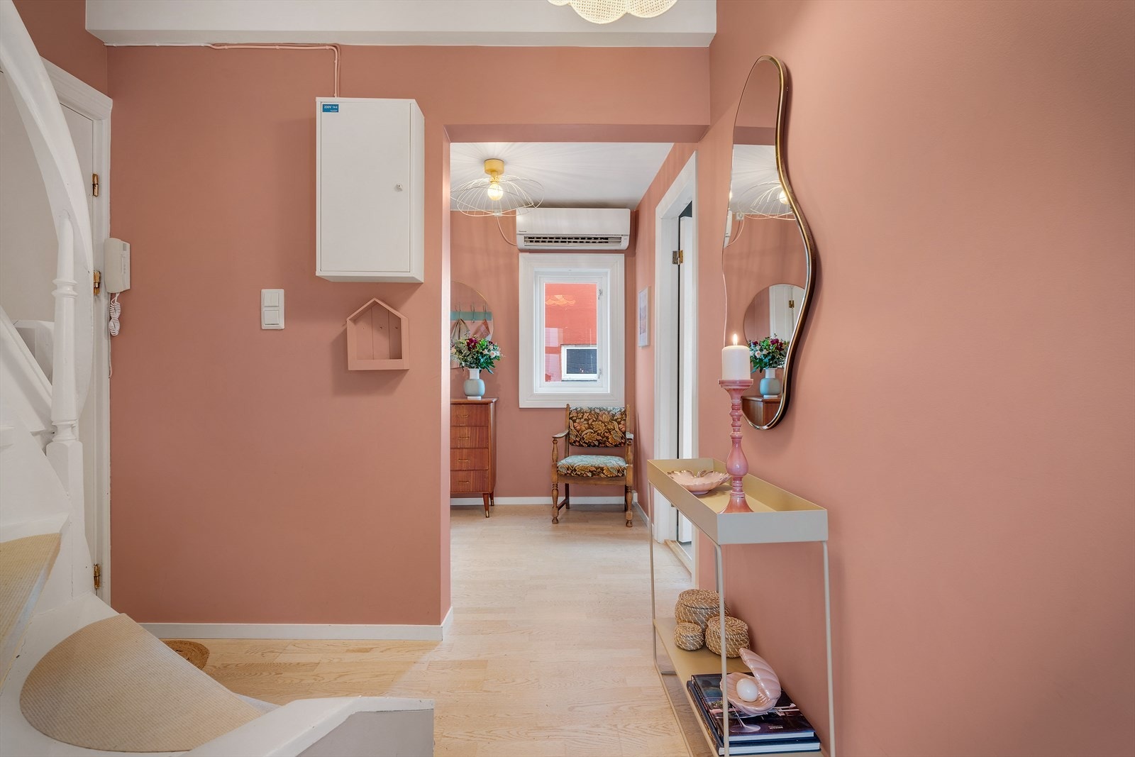 - Bosett deg blant nydelig trehusbebyggelse og æreverdige bygårder, med brosteinsbelagte gater, små smau og grønne lunger - Galleribilde