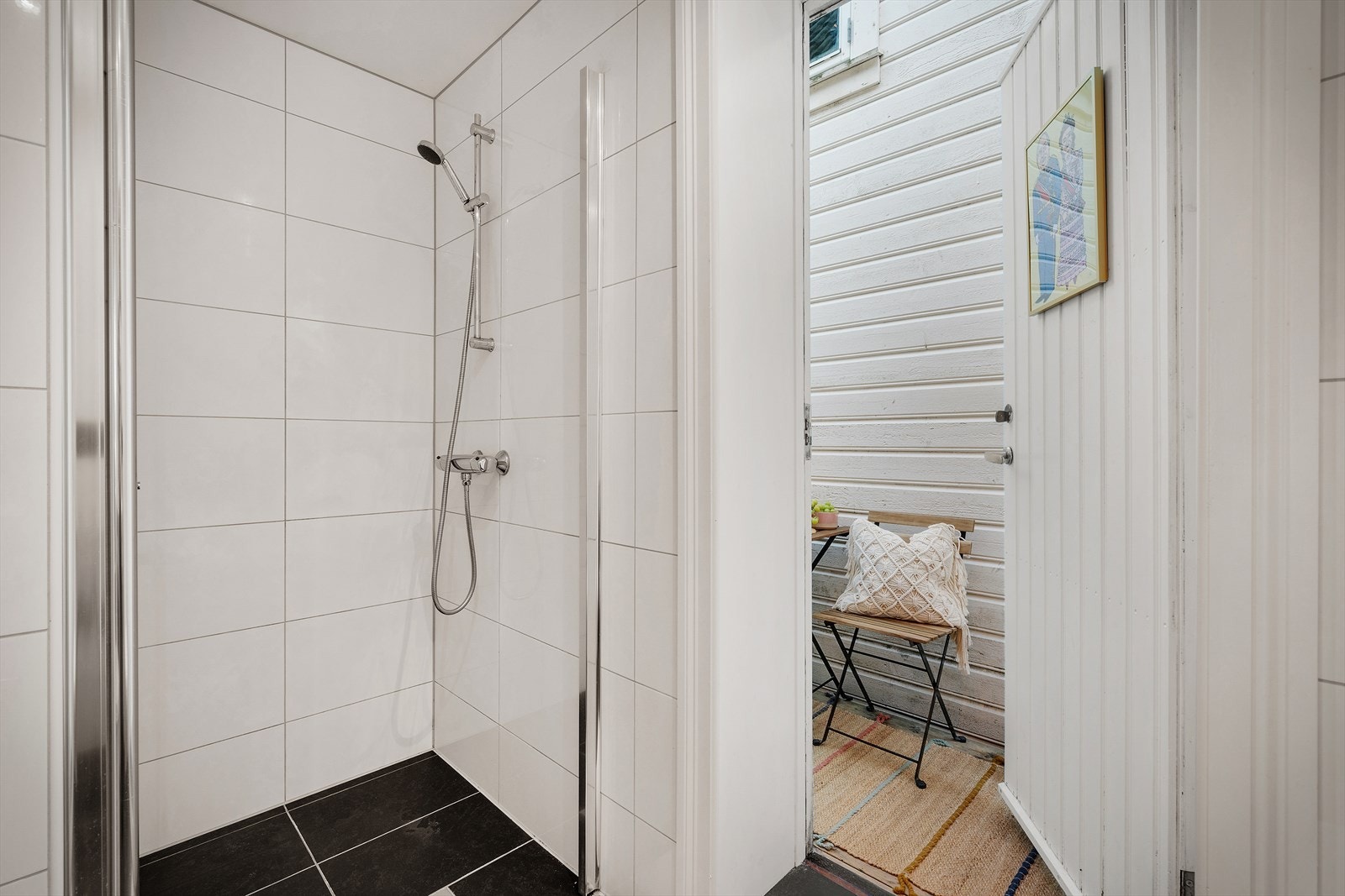 - Fra badet er det direkte tilkomst til altan - Galleribilde