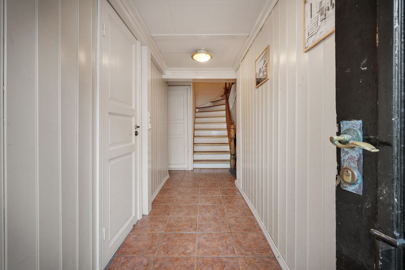 - Felles inngangsparti med varmekabler i gulv. Fra inngangsdøren er det kun 1 min gange til busstopp med totalt 12 (!) ulike linjer - Galleribilde