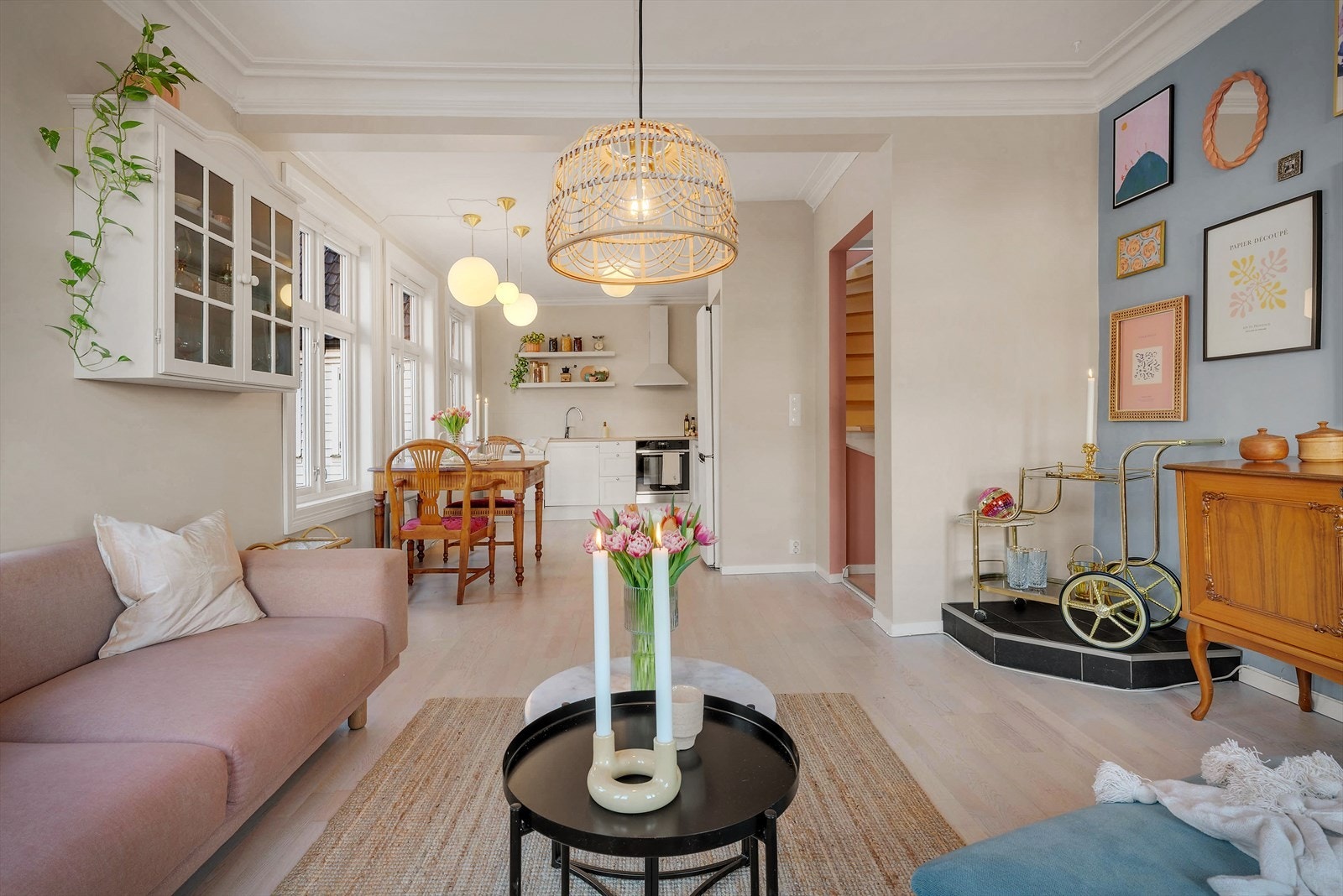 - Her får du muligheten til å bosette deg i en nydelig bygård beliggende i et av Bergens mest ettertraktede gater - Galleribilde