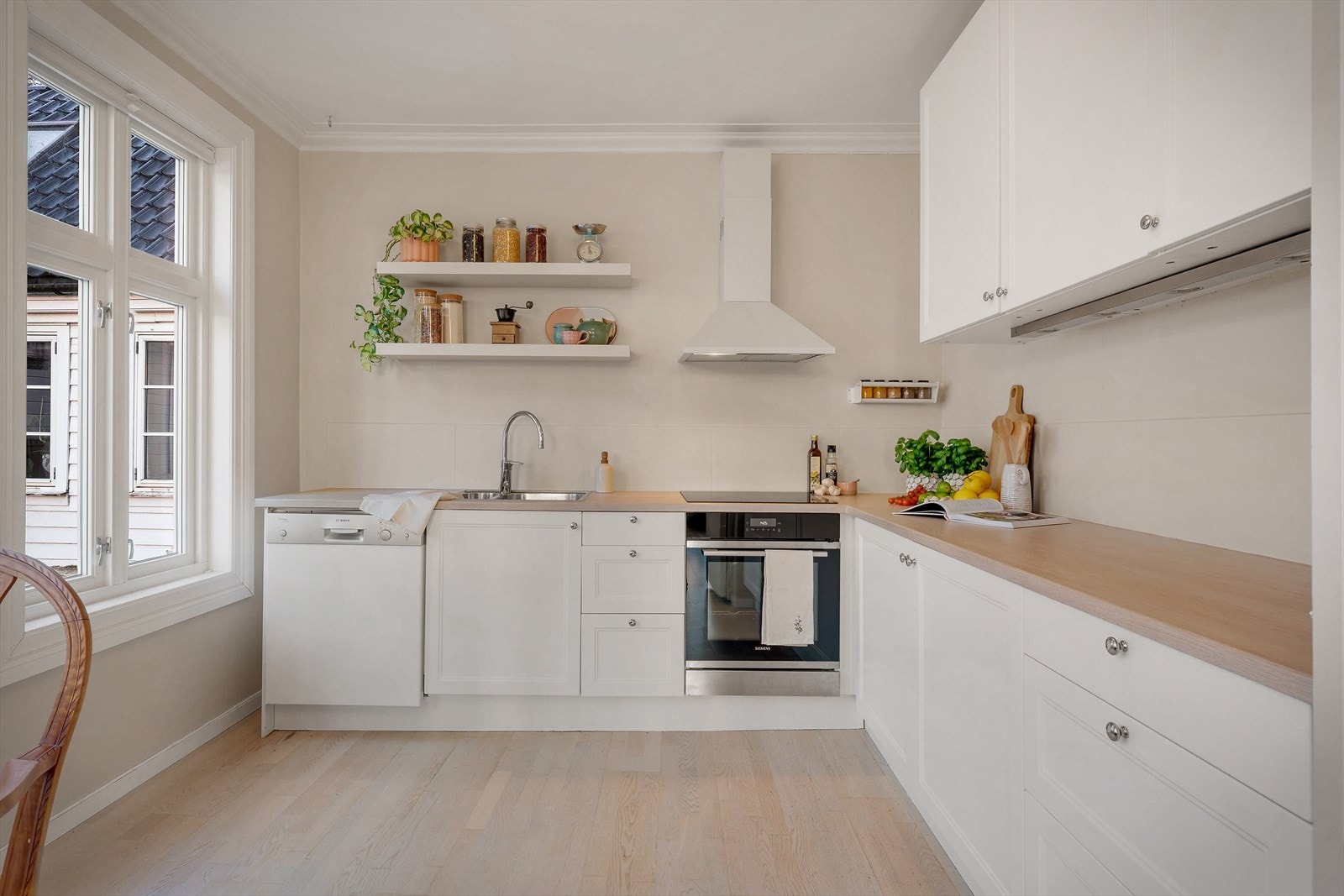 - Kjøkkenet er oppgradert i 2025 med nye fronter og folie fra IKEA. Ny stekeovn fra 2023 og kjøleskap fra 2022 - Galleribilde