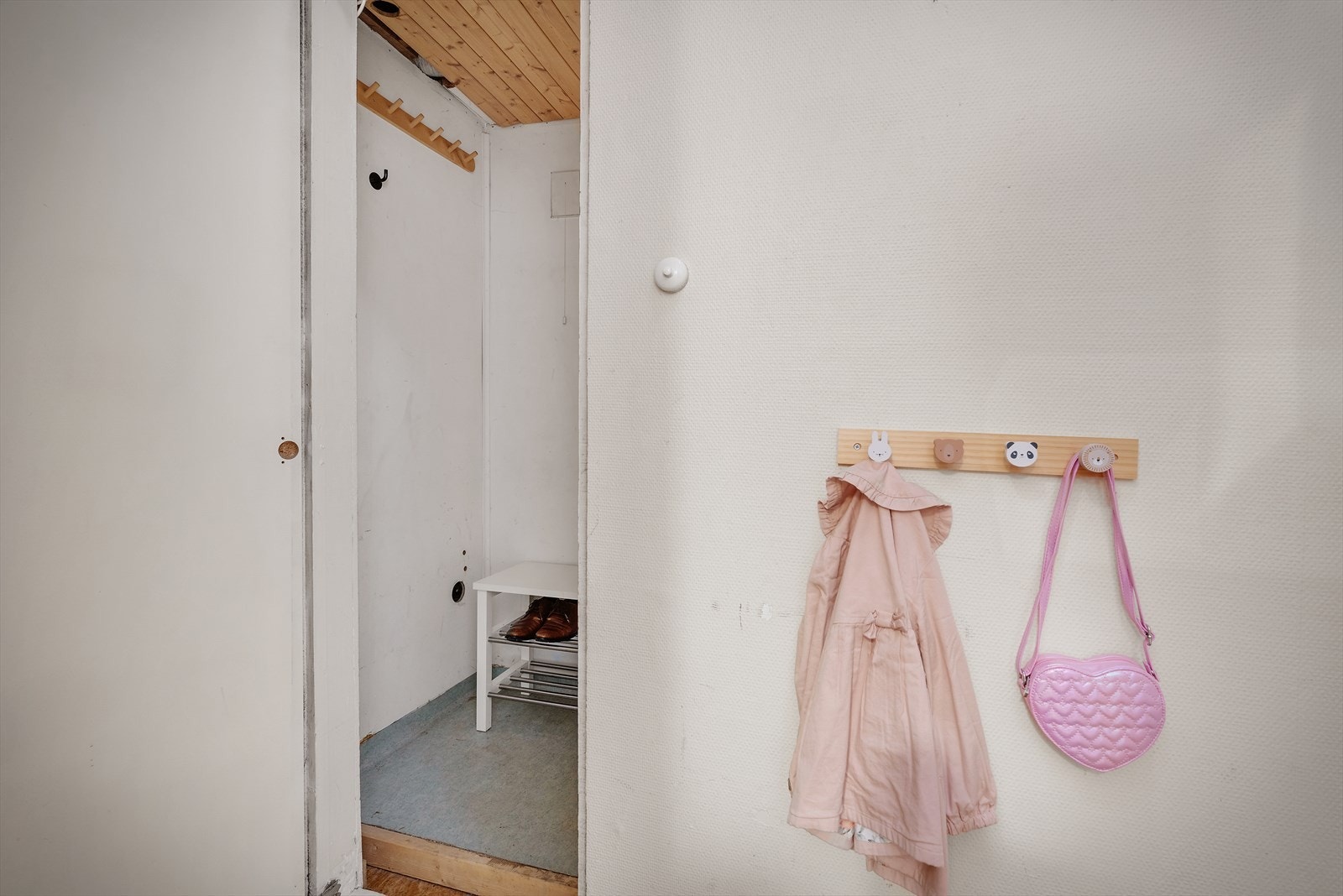 - Rett utenfor leiligheten medfølger en mindre bod i gang - Galleribilde