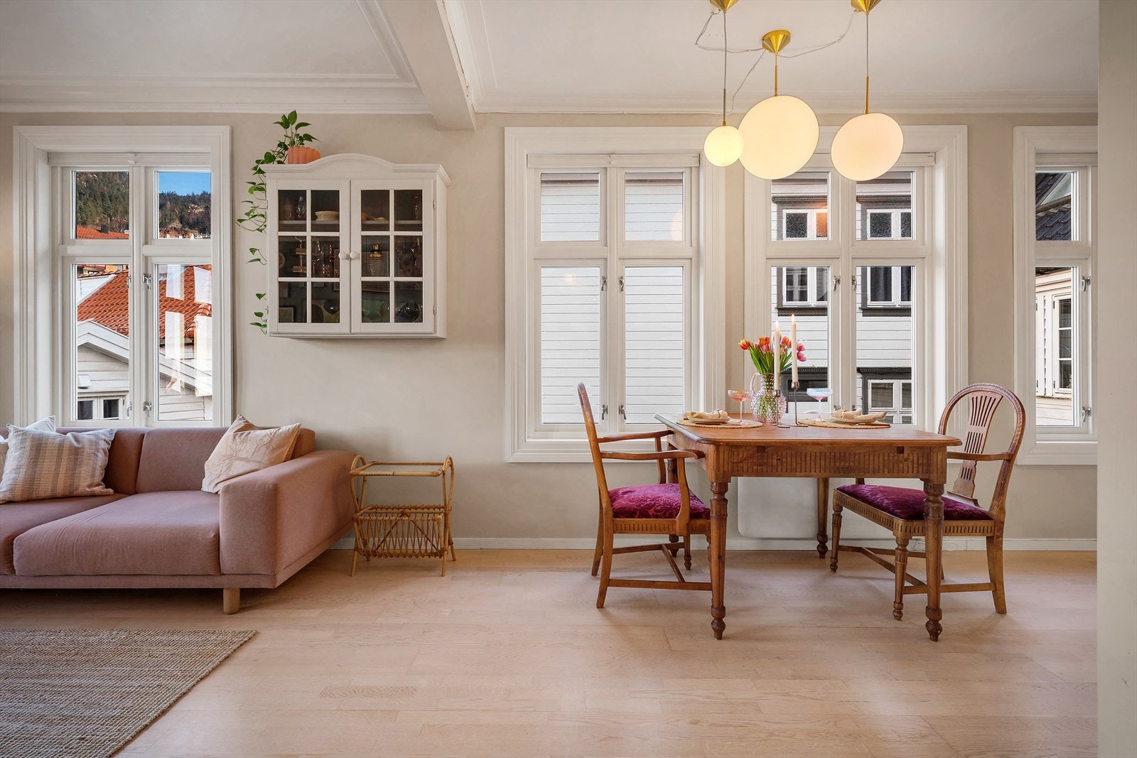 - Stuen har en praktisk utforming som gjør det enkelt å møblere etter eget ønske - Galleribilde