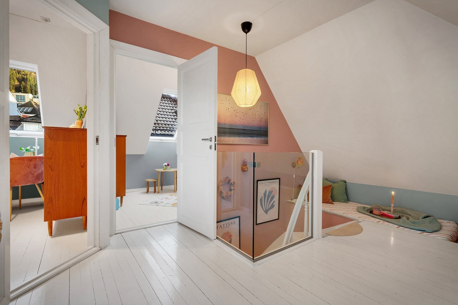 - Loftetasjen har praktiske løsninger som mulighet til ekstra madrass/seng - Galleribilde