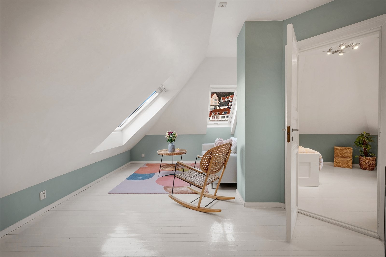 - I loftetasjen finner vi også 2 av boligens soverom - Galleribilde