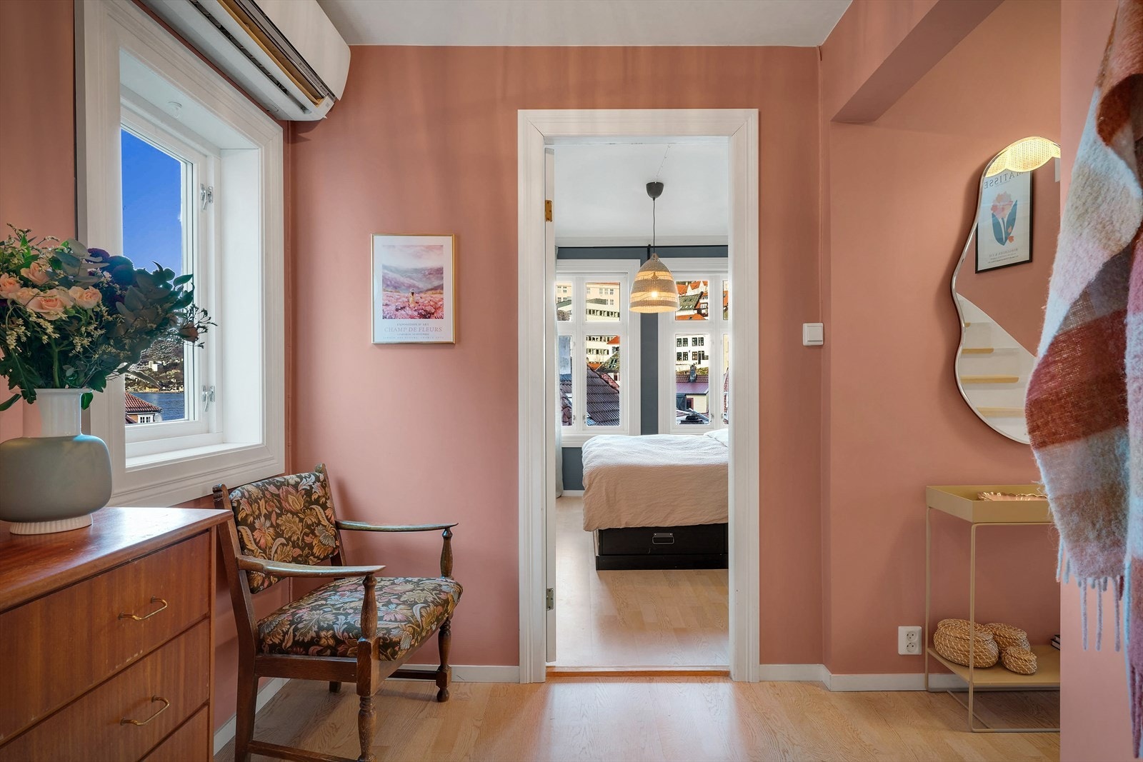 - I boligens hovedetasje finner vi også hovedsoverommet som måler hele 12,1m² (Se varmepumpe til venstre) - Galleribilde