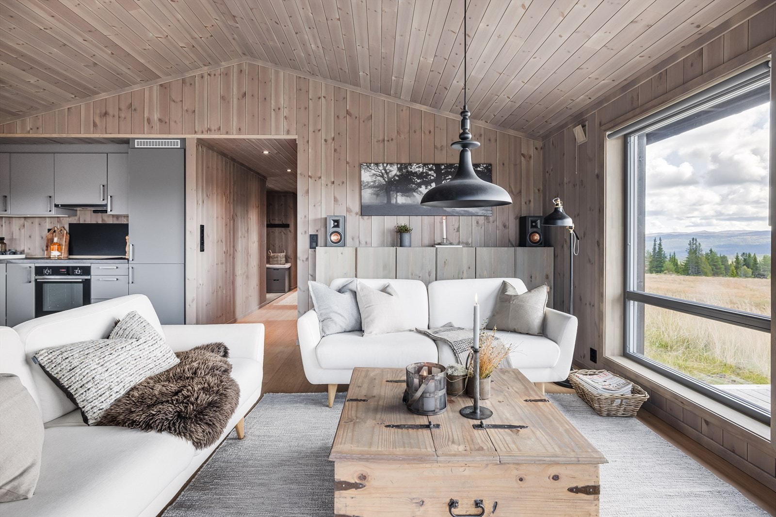 Store vindusflater gir en god kontakt med naturen rundt Galleribilde