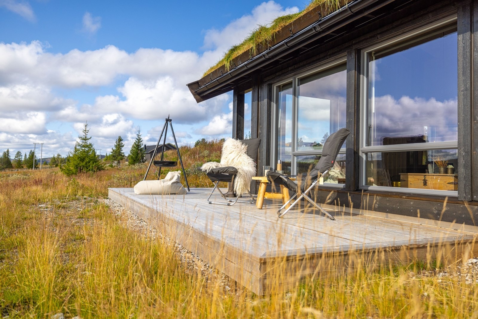 Usjenert uteplass med sol fra morgen til kveld Galleribilde