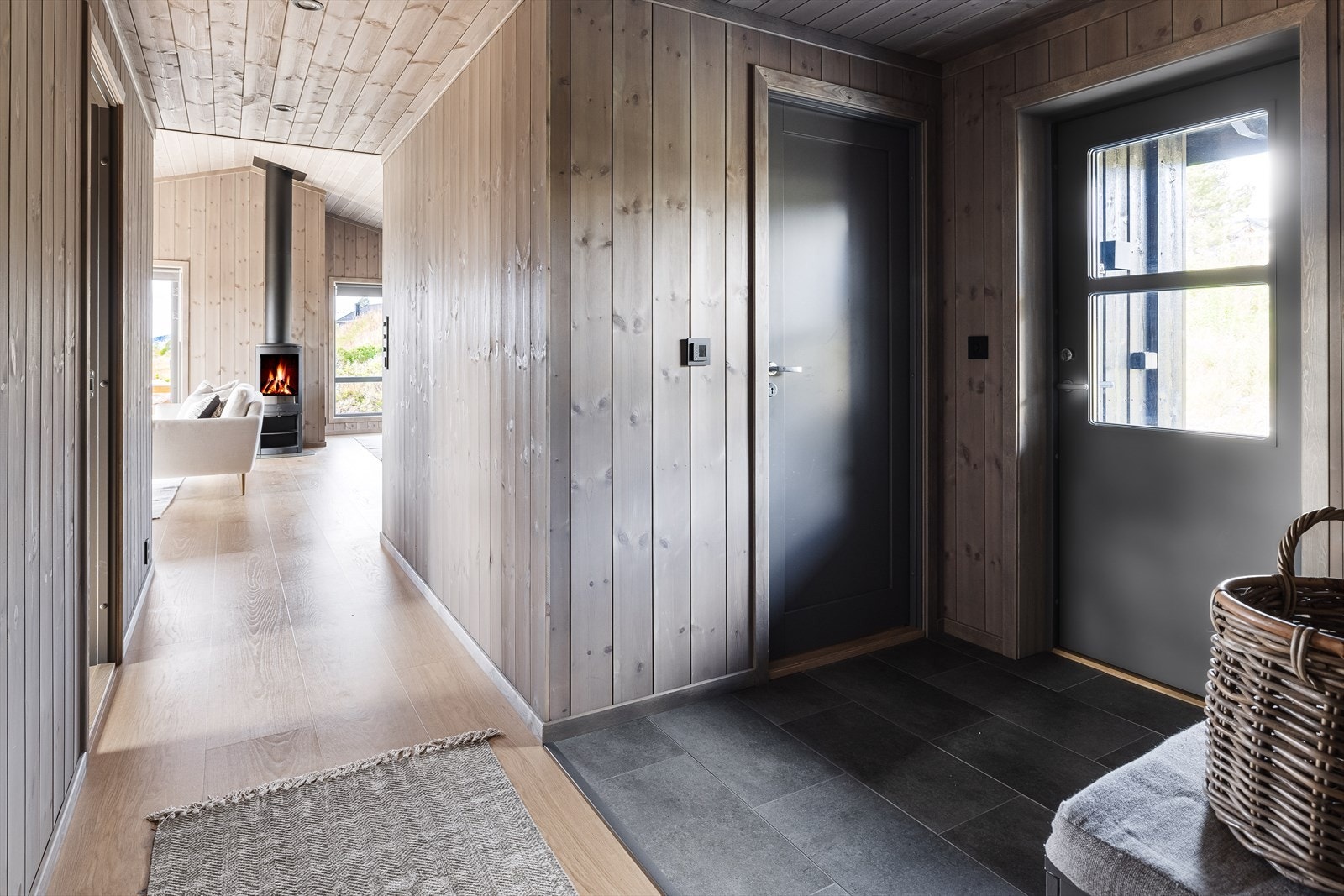 Velkommen inn - Moderne farger i vakre kombinasjon. Varme i flislagte gulv, gang, kjøkken og stue Galleribilde