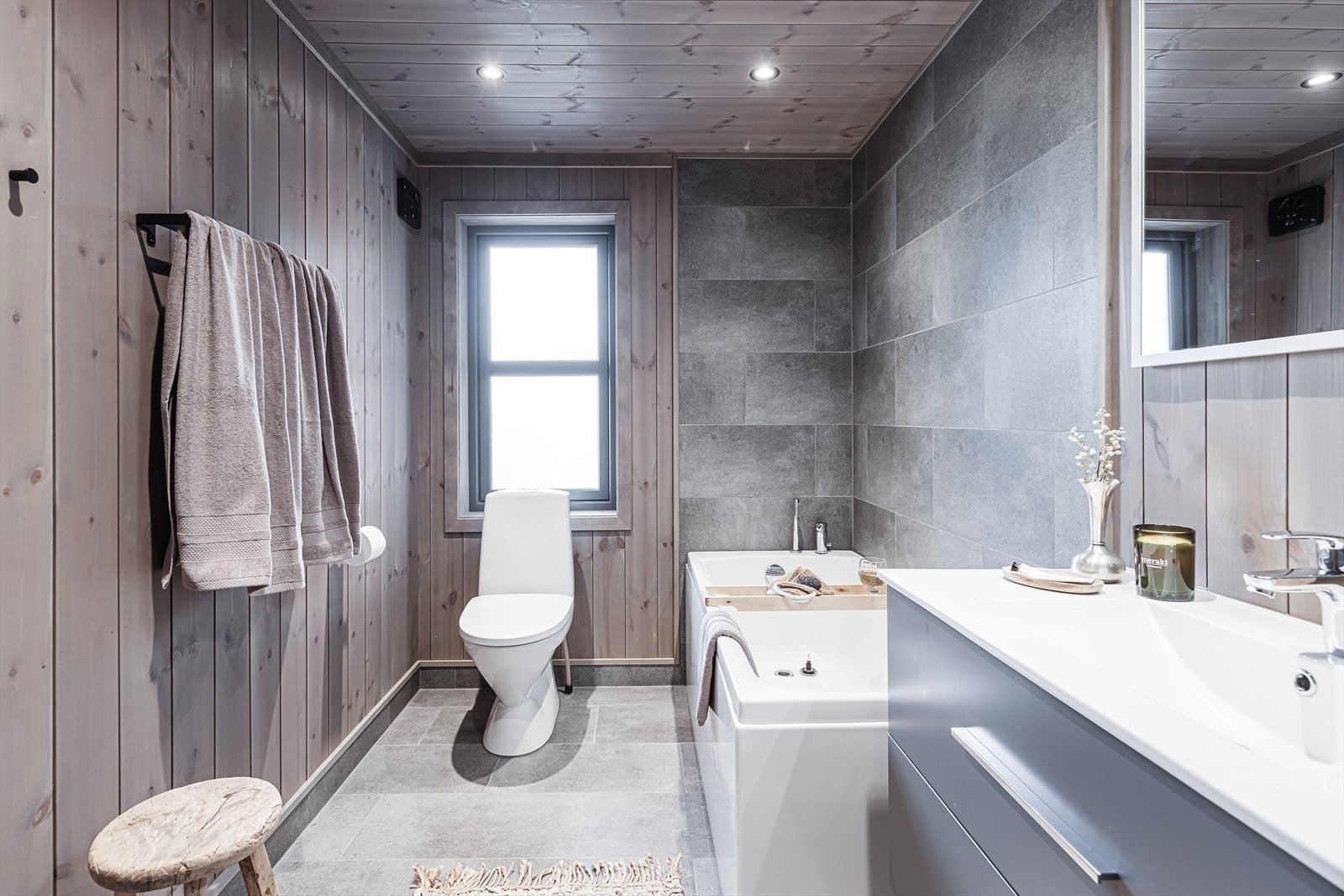 Pent bad delvis flislagt og med panel Galleribilde