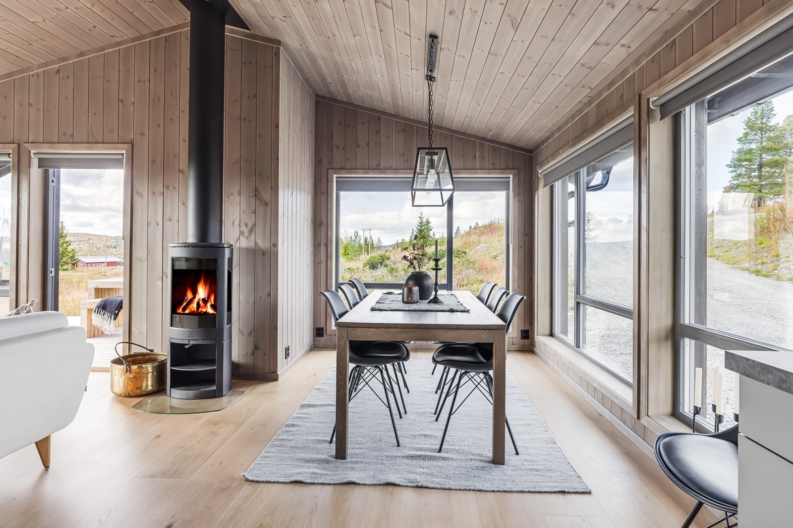 God plass til langt spisebord Galleribilde