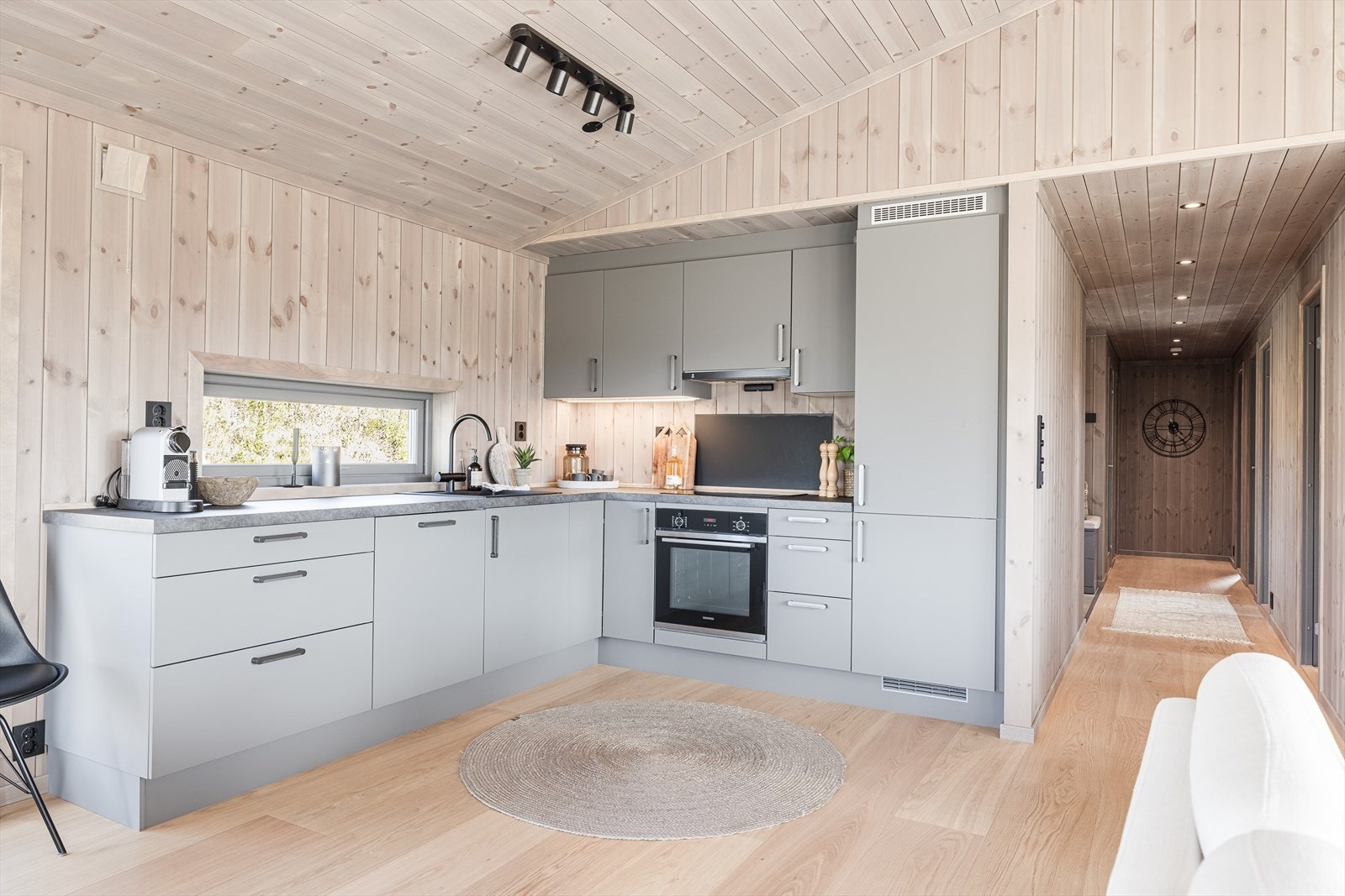 Kjøkken med tilstrekkelig med skap-og benkeplass Galleribilde