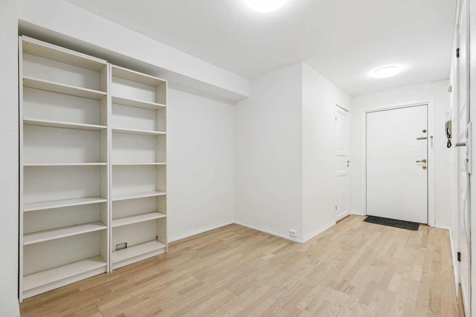 Entré med innvendig bod, gang med plass til f.eks. hjemmekontor. Galleribilde