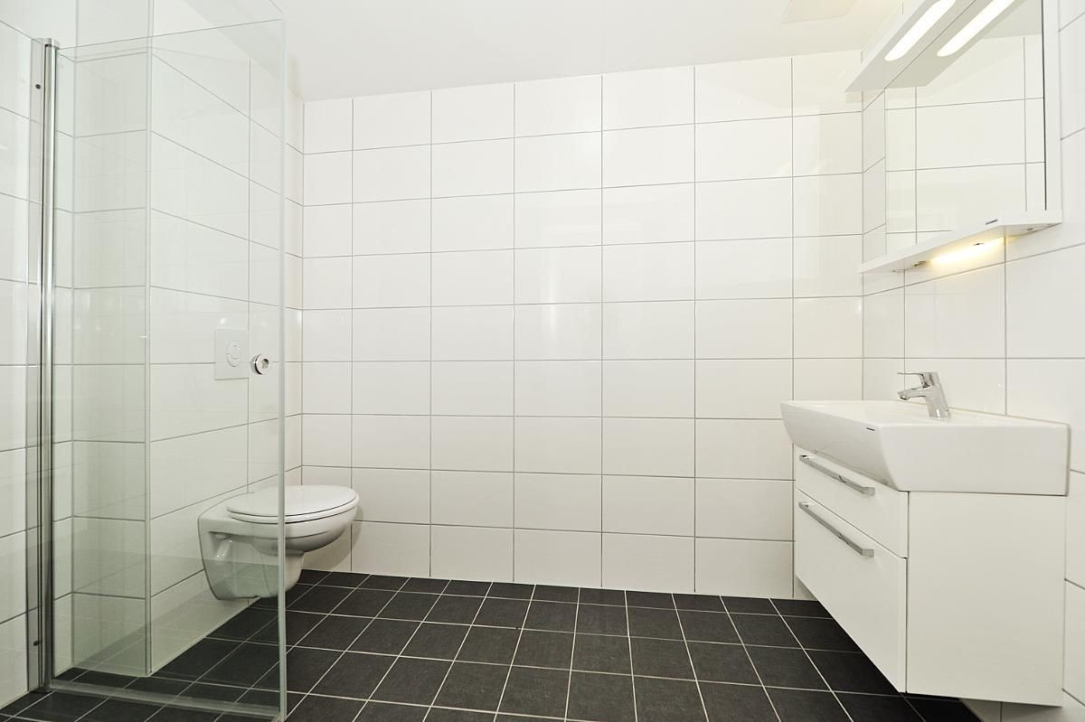 Baderom med opplegg for vaskemaskin Galleribilde