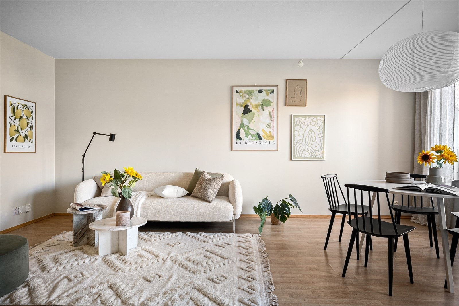 Størrelsen på stuen gjør det mulig å innrede med både sofagruppe og spisestue. Galleribilde
