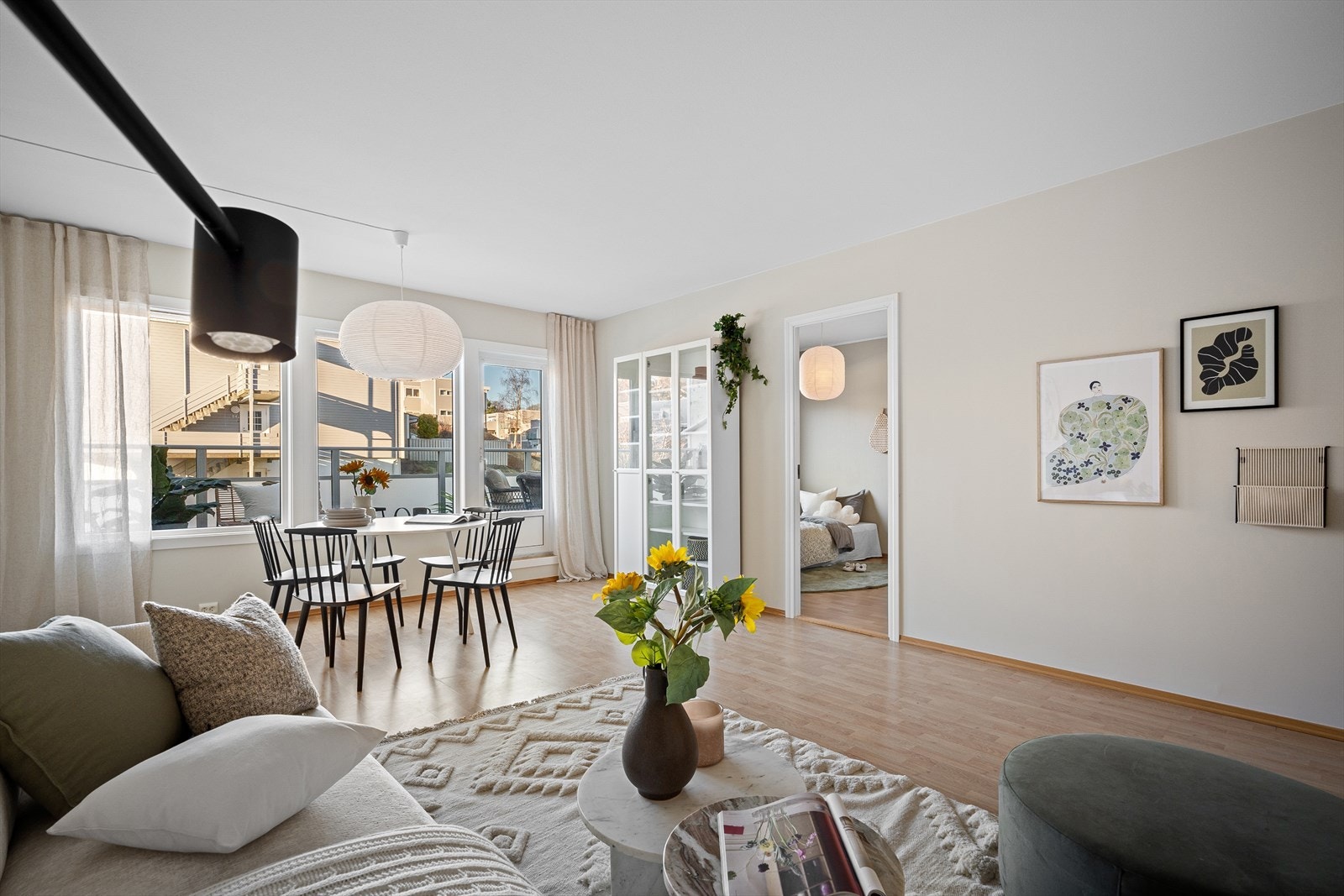 Slette, malte vegger i moderne toner. Galleribilde