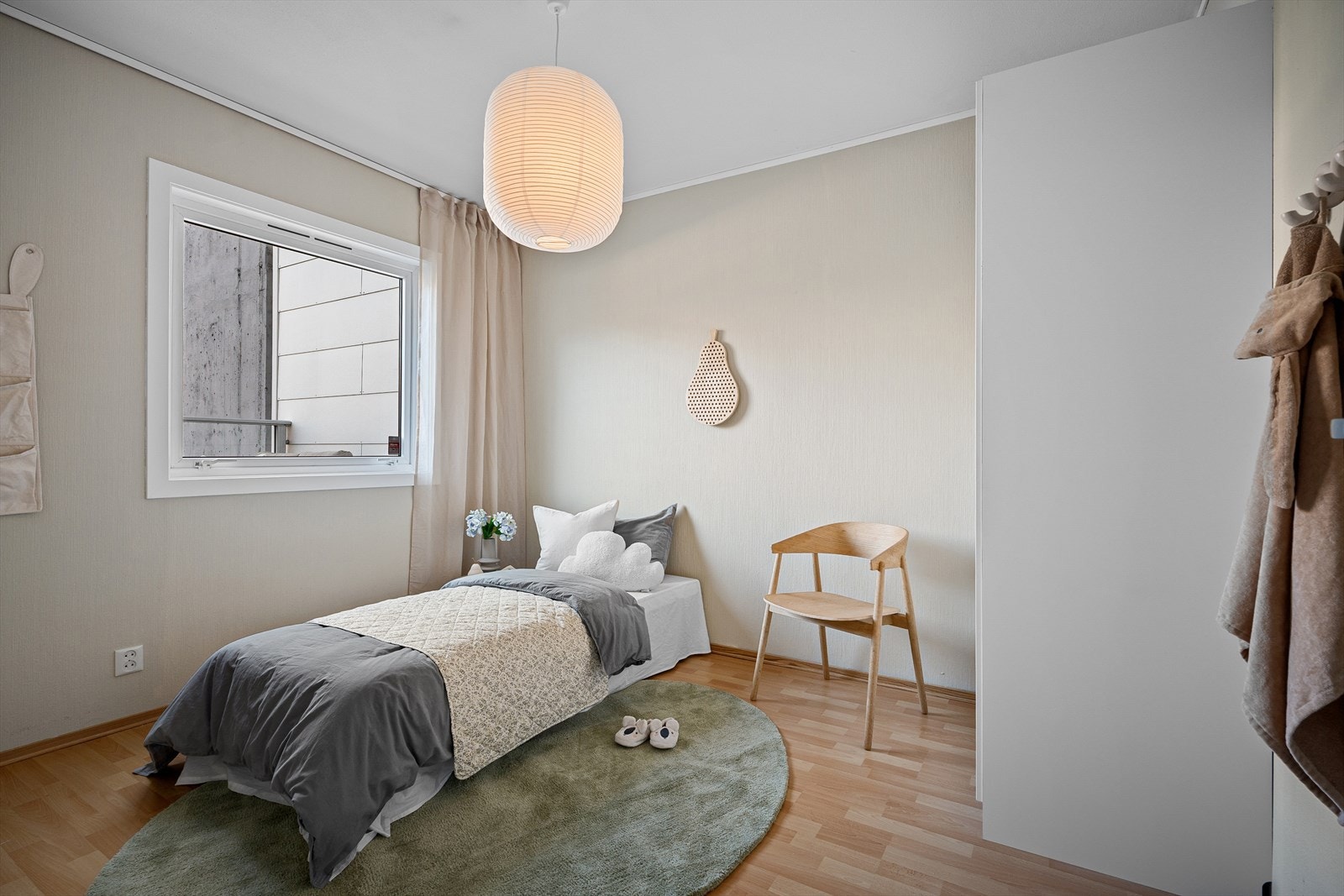 Rommet måler 9,6 m² og har god plass til ønsket seng, nattbord og garderobe. Galleribilde