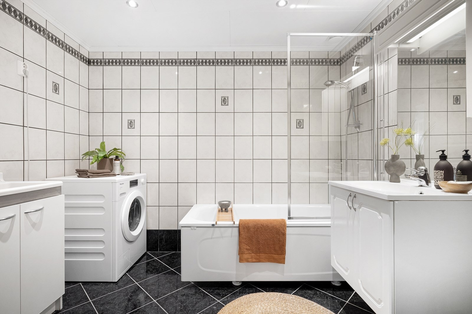 Badet er helfliset med varmekabler i gulvet og måler 5,8 m². Galleribilde