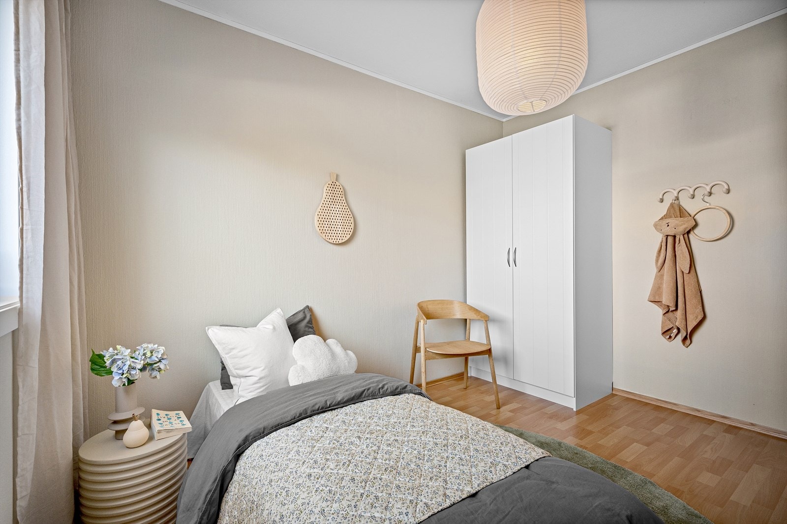 God plass til garderobe på soverommet. Et flott gjesterom eller barnerom! Galleribilde