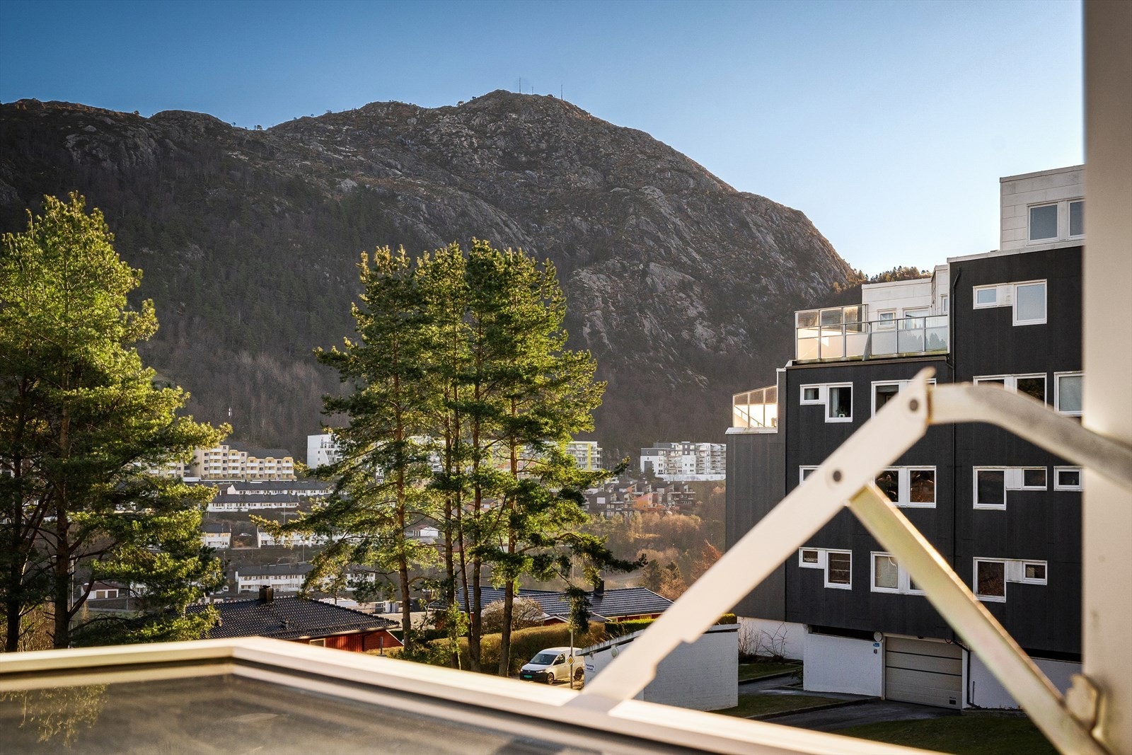 Utsikt mot Lyderhorn fra kjøkkenvinduet. Galleribilde