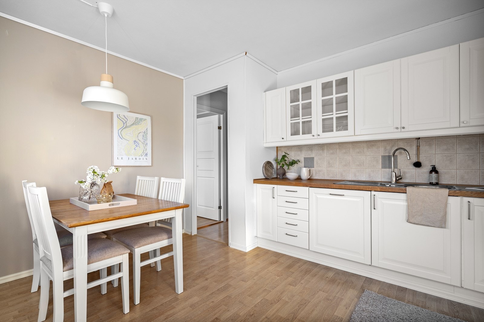 Det er god plass til spisebord på kjøkkenet som måler 12,4 m². Galleribilde