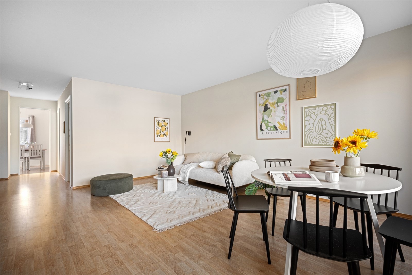 Stuen måler 23,6 m² og har en takhøyde på 2,49 meter. Galleribilde