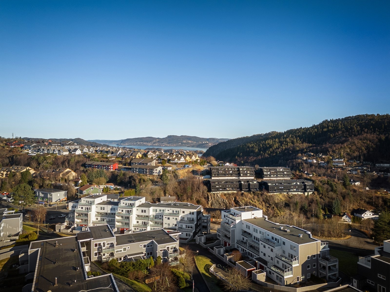 Andelen disponerer fast garasjeplass i felles anlegg med mulighet for elbillader. Det er også muligheter for å leie ekstra parkeringsplass. Galleribilde