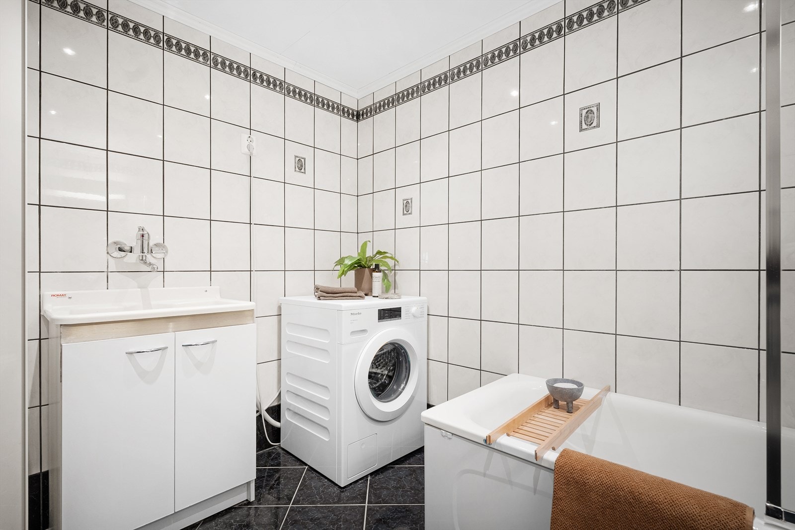 Et romslig bad med god plass til vaskeromsnisje. Her kan man for eksempel sette opp skyvedører og arbeidsbenk. Galleribilde