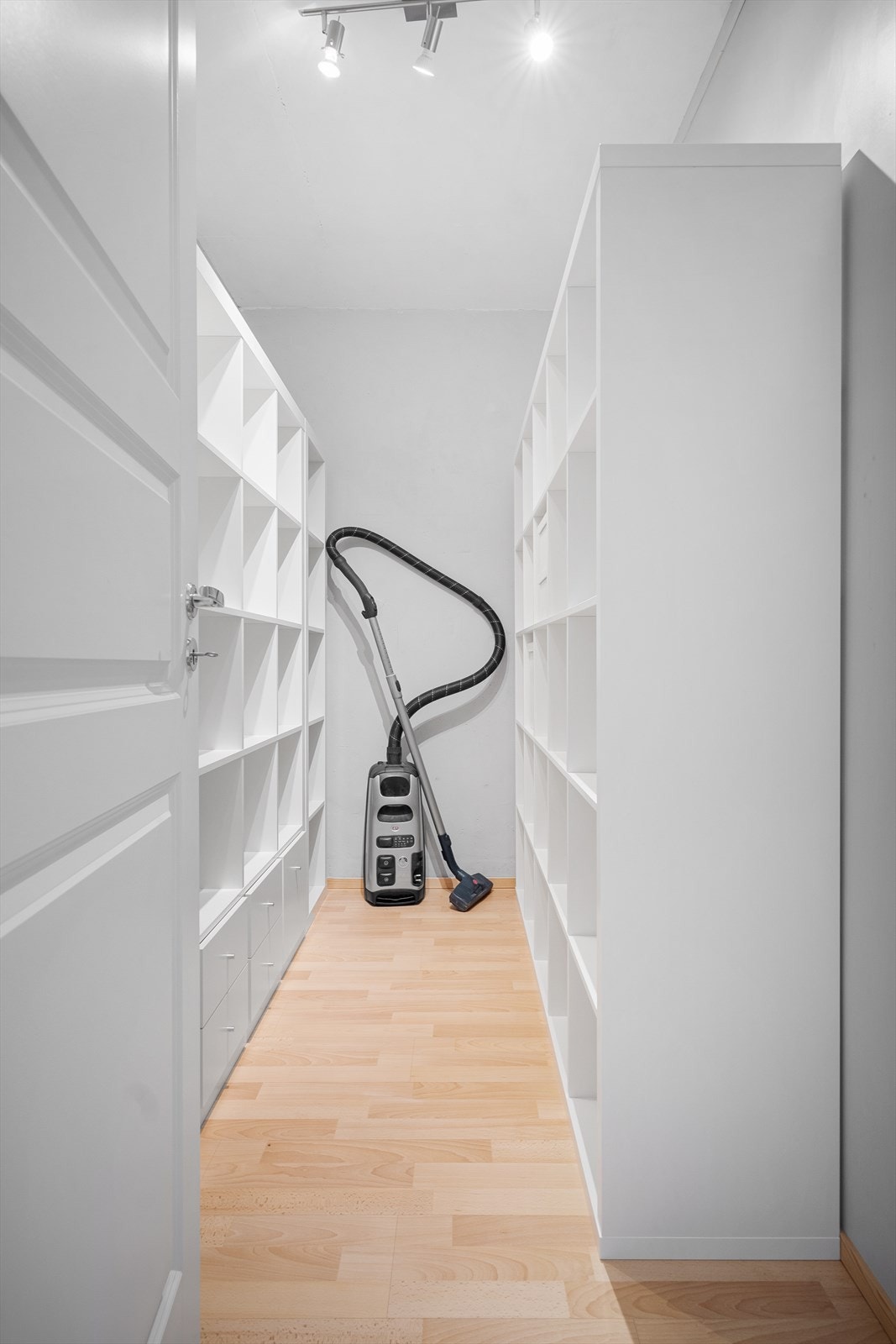 Stor innvendig bod med god plass til oppbevaring i tillegg til den eksterne boden i kjelleren. Galleribilde